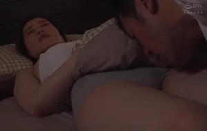3 ngày anh xã đi làm ăn, cô vợ ở nhà nữa đêm bị bố ông chồng mò vào phòng