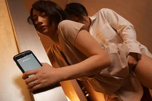 Người vợ đi họp lớp rồi quan hệ với nyc mặc cho anh xã ở nhà chờ